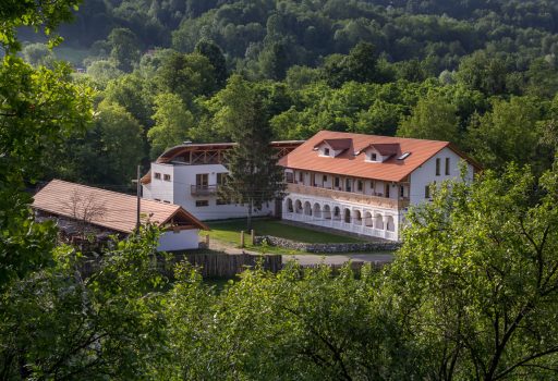 Hanul Vatra din Oltenia de sub munte, in Costesti-Valcea